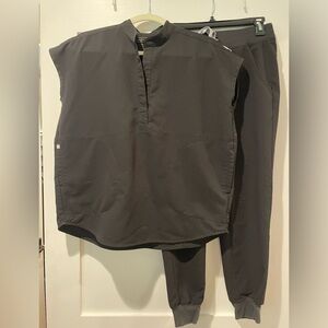 FIGS XS Black Scrub Set.